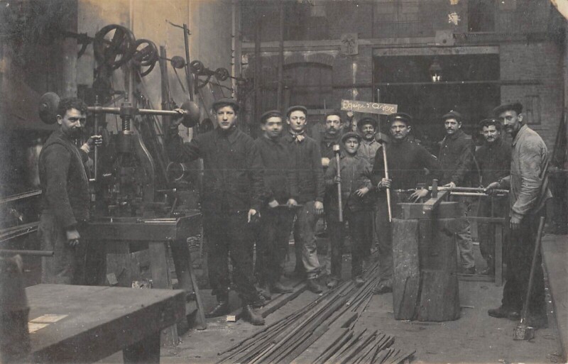 Carte postale ancienne Alentours rue Blomet - Intérieur industrie - Equipe Acier à Paris 15e