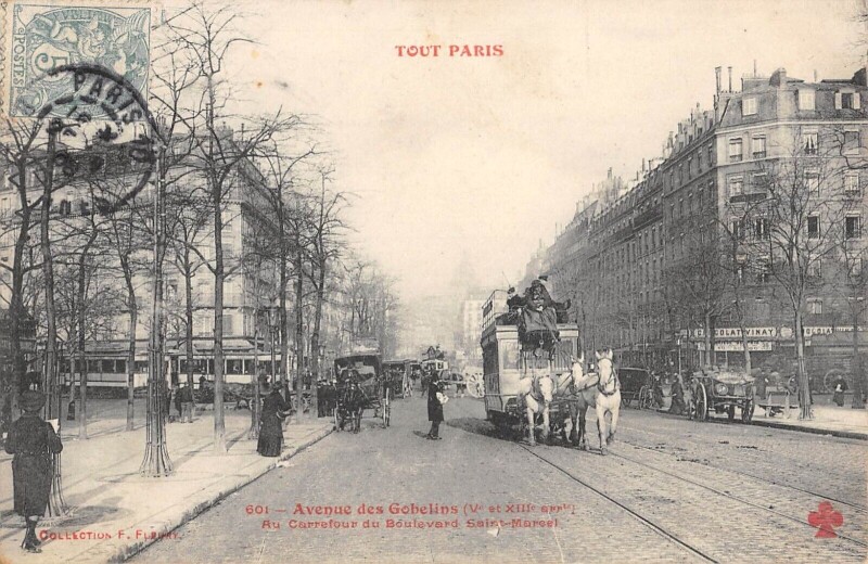 Carte postale ancienne Avenue des Gobelins - Au Carrefour du Boulevard Saint-Marcel à Paris 13e