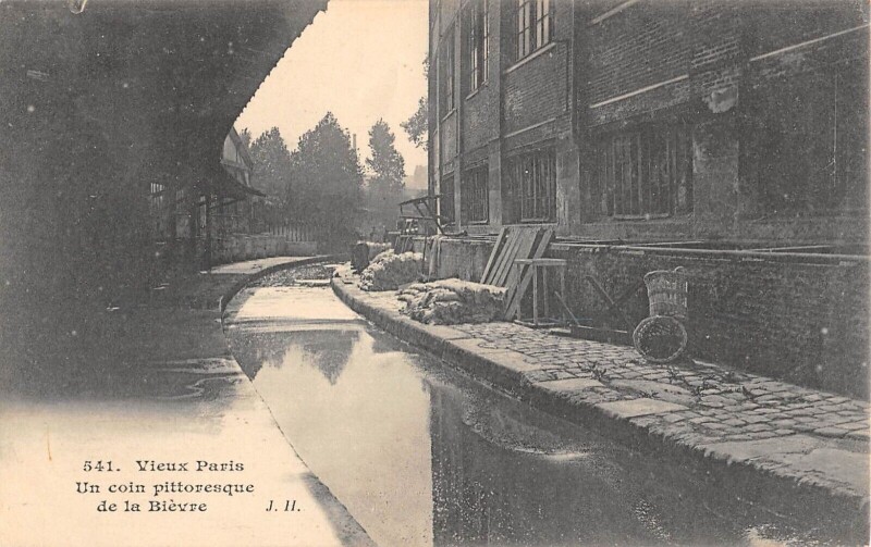Carte postale ancienne Un coin pittoresque de la Bièvre à Paris 13e