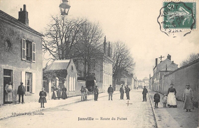 Carte postale ancienne Janville Route Du Puiset