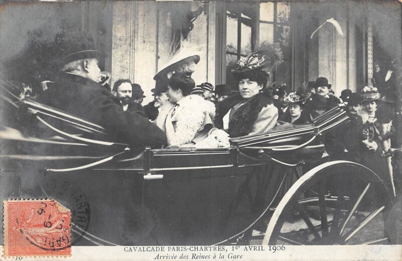 Carte postale ancienne Cavalcade Paris Chartres 1ER Avril 1906 Arrivee Des Reines A La Gare à Chartres
