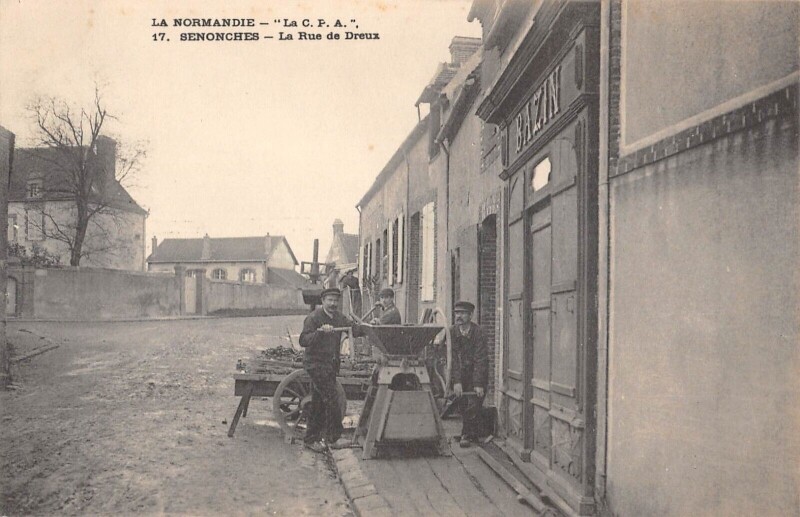 Carte postale ancienne Senonches La Rue De Dreux / Scene De Pressurage / Machine Agricole à Dreux