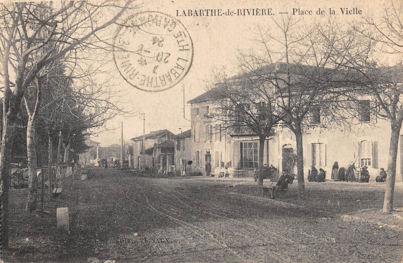 Carte postale ancienne Labarthe De Riviere Place De La Vielle
