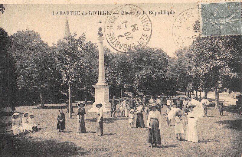 Carte postale ancienne Labarthe De Riviere Place De La Republique