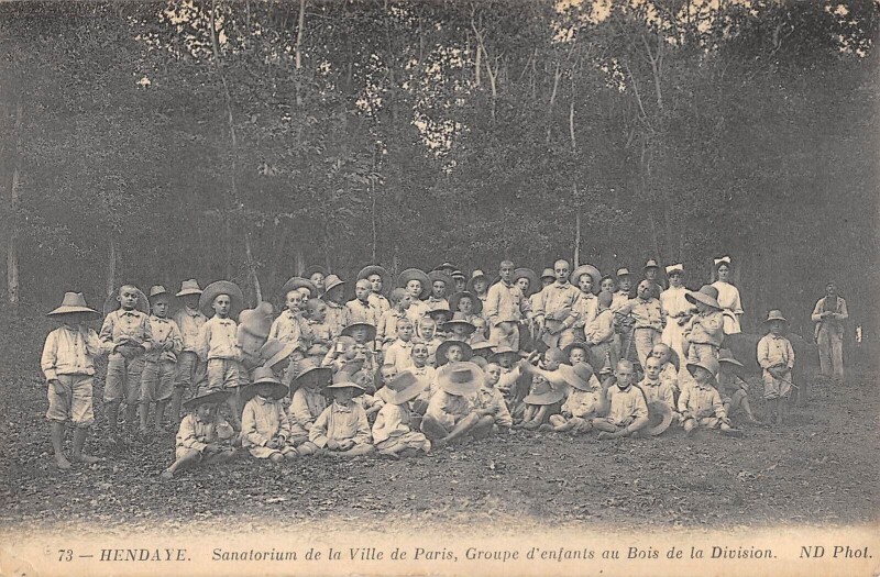 Carte postale ancienne Hendaye Sanatorium De La Ville De Paris Groupe D'Enfants Au Bois De La Di à Hendaye