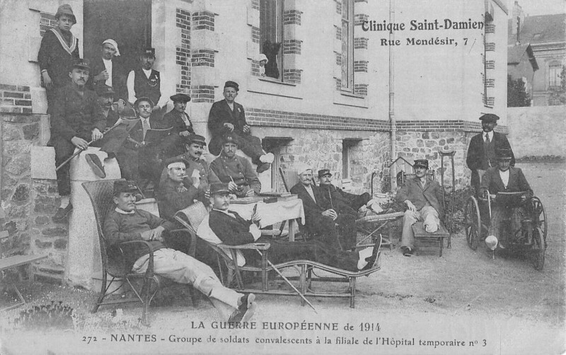 Carte postale ancienne Nantes Groupe De Soldats Convalescents A La Filiale De Hopital Temporaire à Nantes