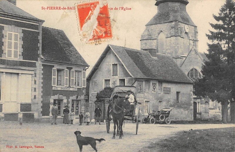 Carte postale ancienne Saint Pierre De Bailleul Place De L'Eglise - Tabac - Attelage à Saint-Pierre-de-Bailleul
