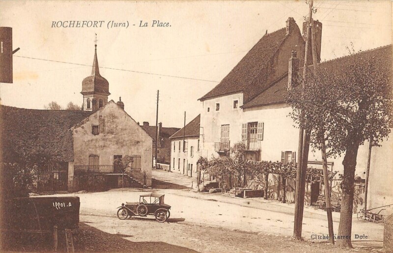 Carte postale ancienne Rochefort Jura La Place - Voiture Ancienne