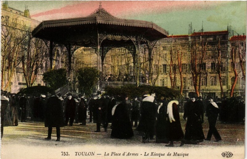 Carte postale ancienne Toulon La Place d'Armes-Le Kiosque de Musique à Toulon