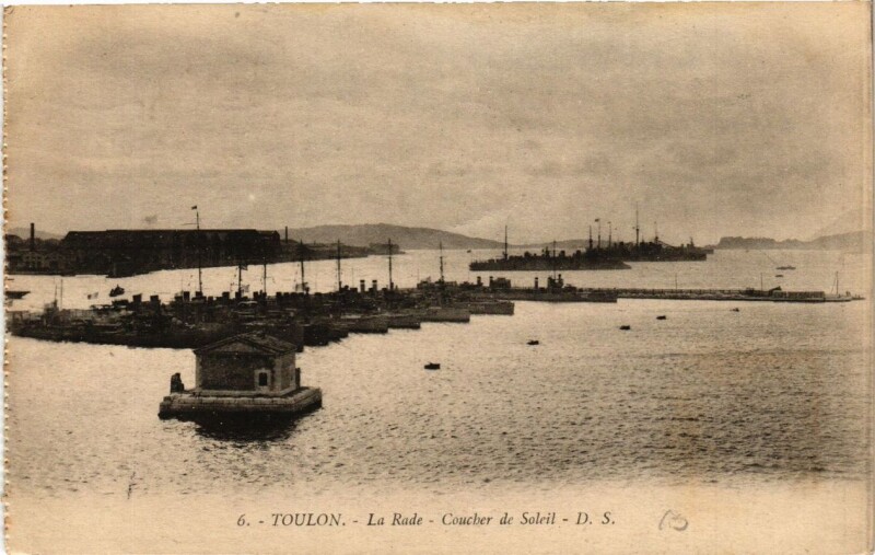 Carte postale ancienne Toulon La Rade-Coucher de Soleil à Toulon