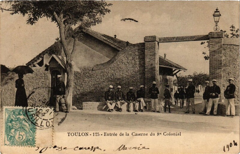 Carte postale ancienne Toulon Entrée de la Caserne du 8e Colonial à Toulon