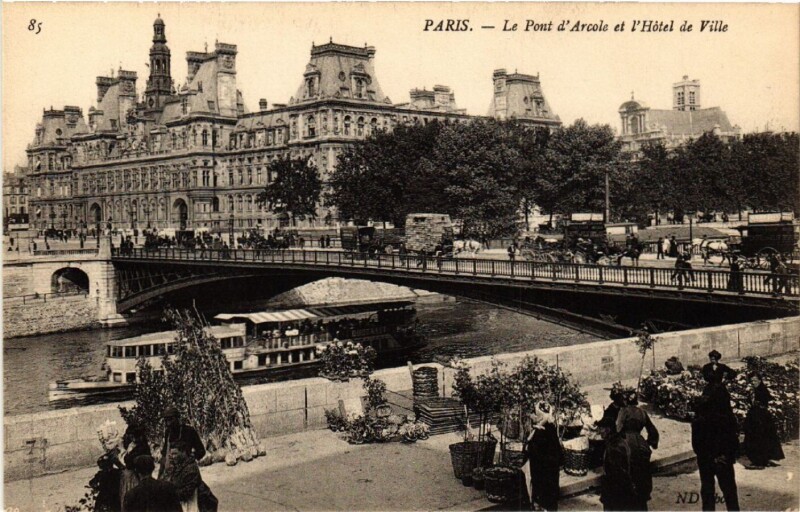 Carte postale ancienne Paris 4e Le Pont d'Arcole et l'Hotel de Ville à Paris 4e