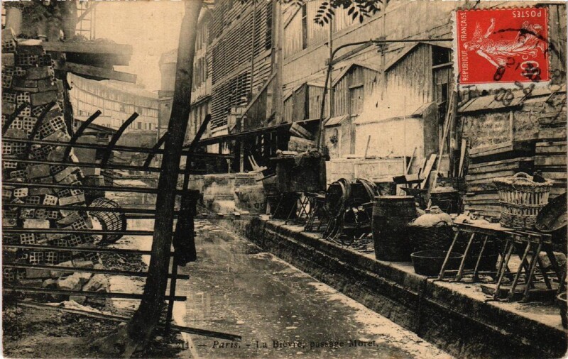 Carte postale ancienne Paris (13e) La Bievre. Passage Moret. à Paris 13e