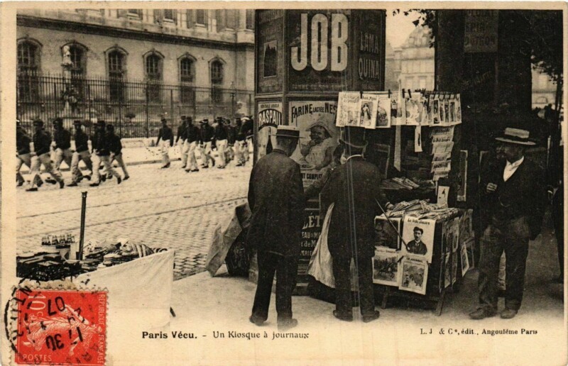 Carte postale ancienne Un Kiosque à Journaux à Paris 1er