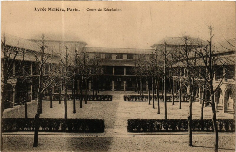 Carte postale ancienne Lycée Molière - Cours de Récréation à Paris 16e