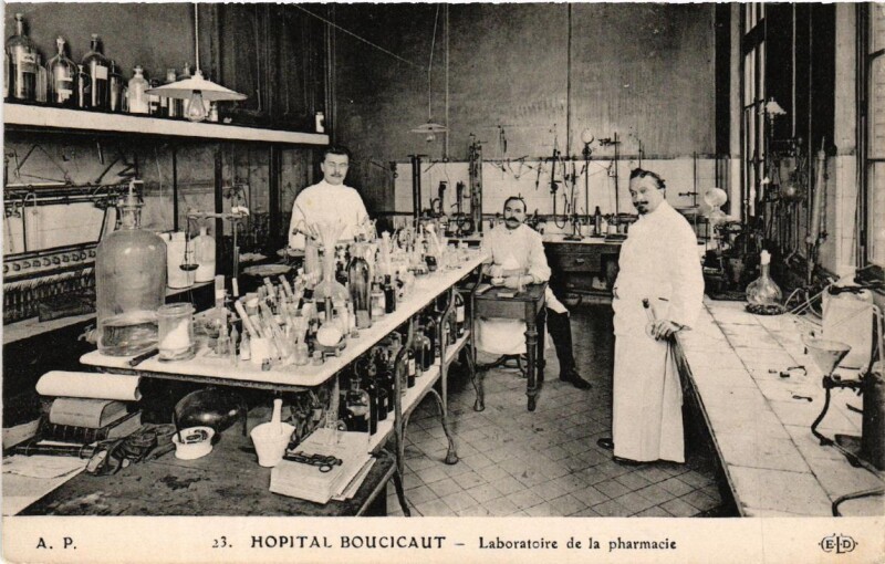 Carte postale ancienne Hôpital Boucicaut - Laboratoire de la pharmacie à Paris 15e