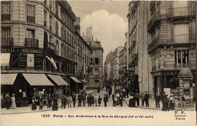 Carte postale ancienne Paris (4e) Rue Saint-Antoine. a la rue de Sévigné à Paris 4e