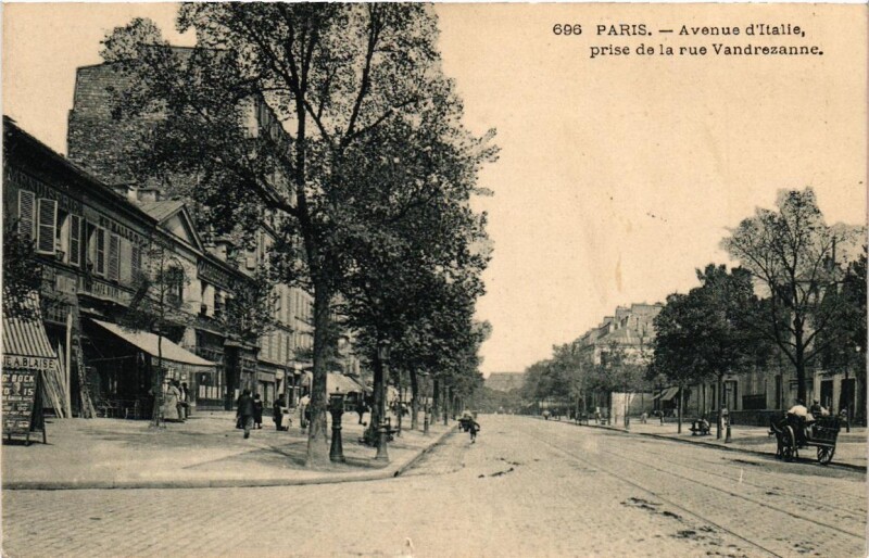 Carte postale ancienne Paris (13e) Avenue d'Italie. prise de la rue Vandrezanne à Paris 13e