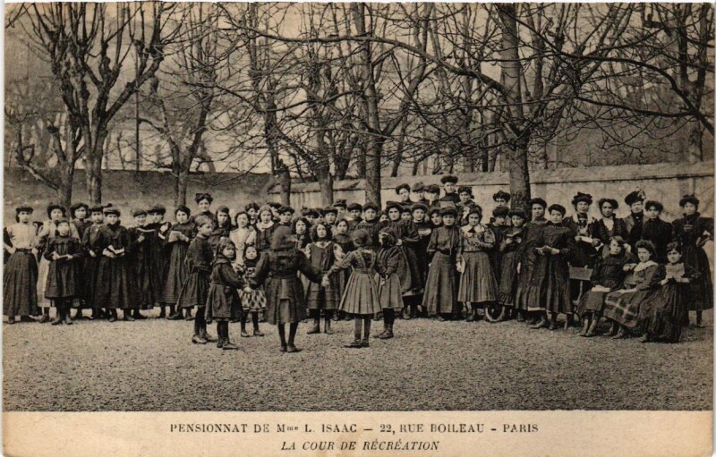 Carte postale ancienne Pensionnat de Madame L. Isaac - Rue Boileau - La cour de récréation à Paris 16e