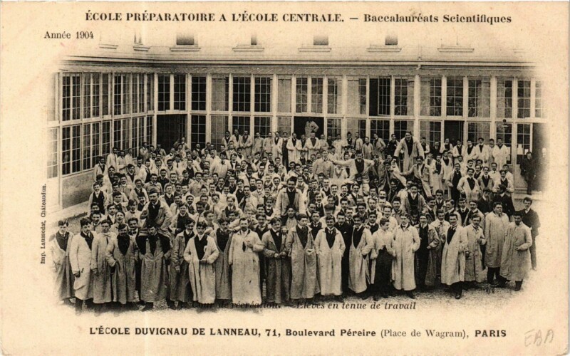Carte postale ancienne L'Ecole Duvigneau de Lanneau - Boulevard Pereire - La Cour de Récréation - Elèves en tenue de travail à Paris 17e