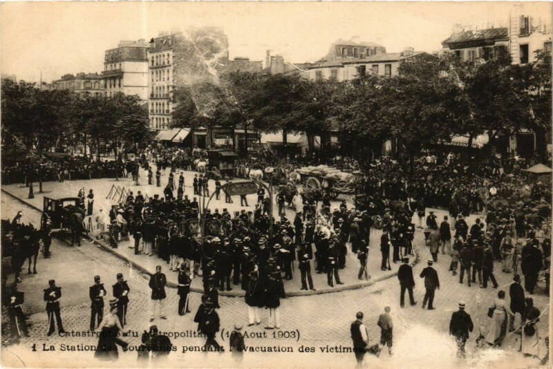 Carte postale ancienne Paris 11e Catastrophe du Metropolitain. Station des Couronnes à Paris 11e