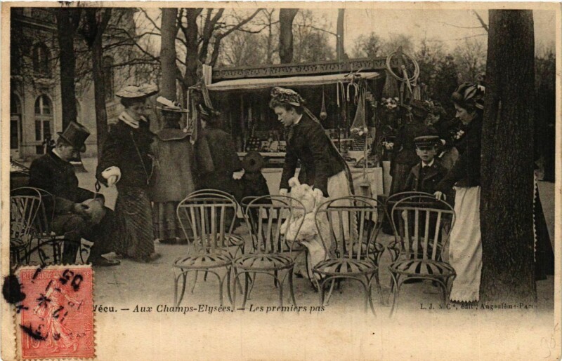 Carte postale ancienne Paris Vecu. Aux Champs-Elysees. Les premiers pas