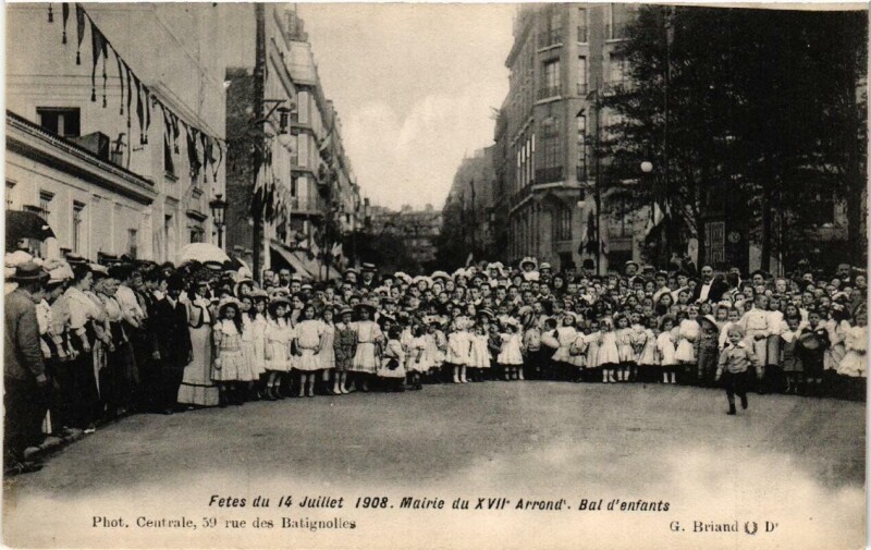 Carte postale ancienne Fêtes du 14 Juillet 1908 - Mairie du XVIIe Arrondissement - Bal d'enfants à Paris 17e
