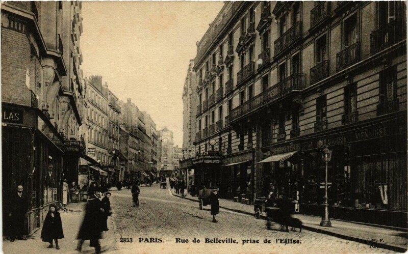 Carte postale ancienne Rue de Belleville, prise de l'Eglise à Paris 20e