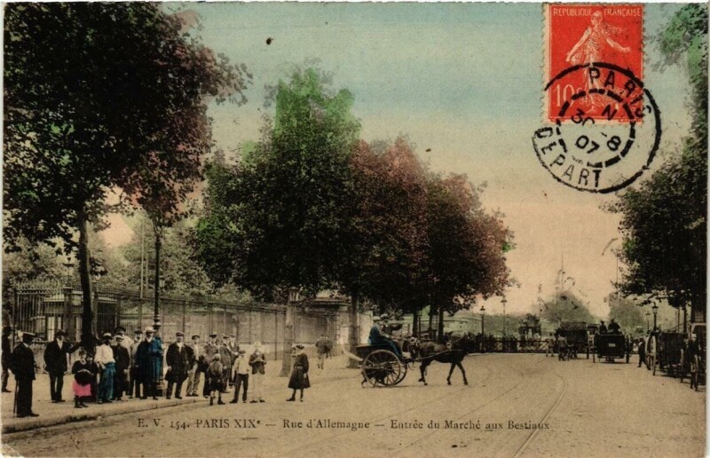 Carte postale ancienne Rue d'Allemagne - Entrée du Marché au Bestiaux à Paris 19e