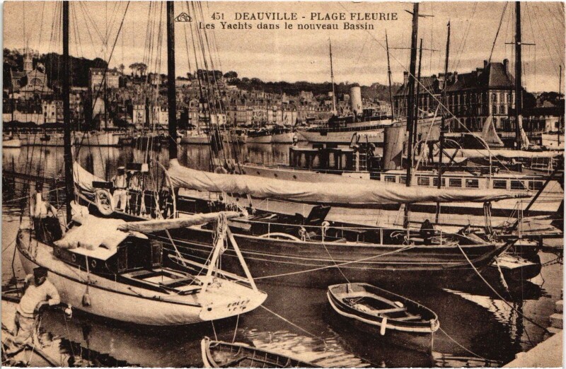 Carte postale ancienne Deauville Les Yachts dans le Nouveau Bassin à Deauville