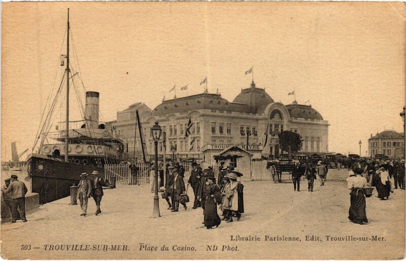 Carte postale ancienne Trouville-sur-Mer Place du Casino à Trouville-sur-Mer