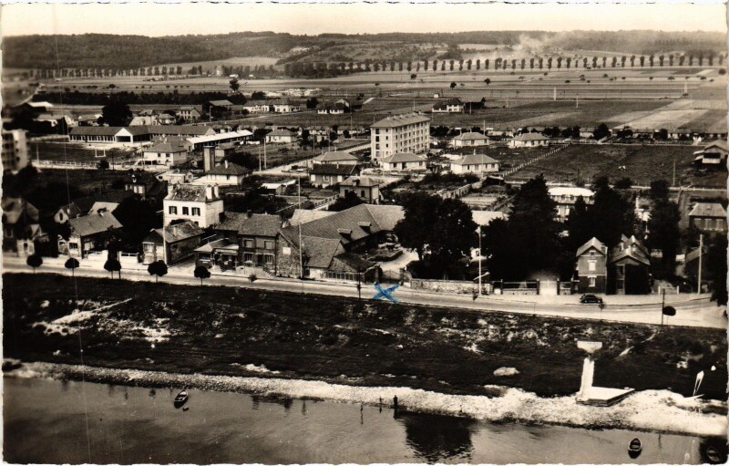 Carte postale ancienne Le Manoir Vue Generale prise de la Seine au Manoir