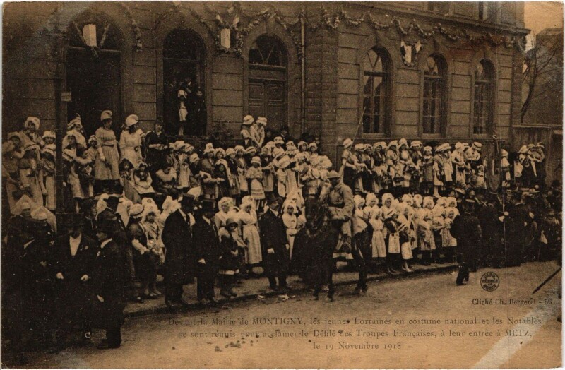 Carte postale ancienne Montigny Devant la Mairie de Montigny à Montigny