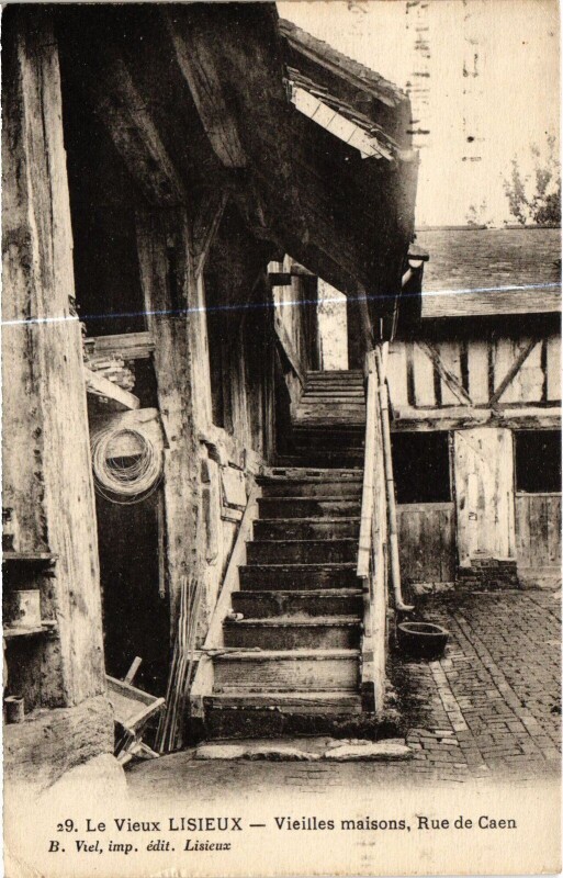 Carte postale ancienne Lisieux Le Vieux Lisieux - Vieilles Maisons - Rue de Caen à Lisieux