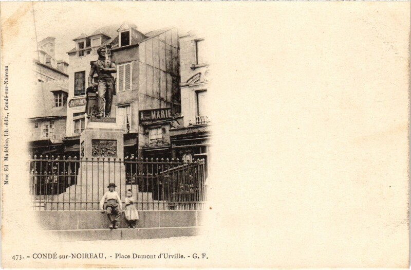 Carte postale ancienne Conde-sur-Noireau Place Dumont-d'Urville à Urville