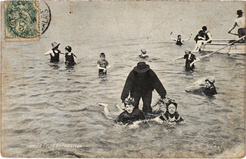 Carte postale ancienne Le Lecon de Natation
