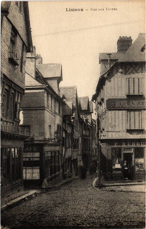 Carte postale ancienne Lisieux Rue aux Fevres à Lisieux