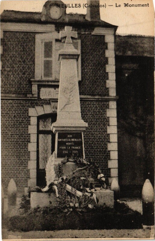 Carte postale ancienne Meulles Le Monument