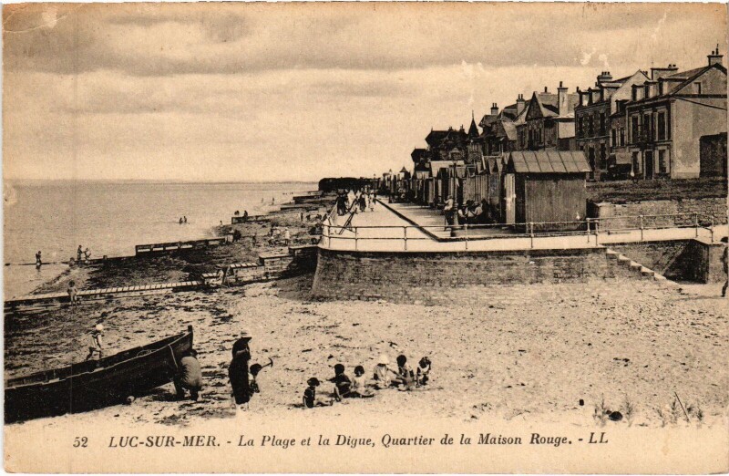 Carte postale ancienne Luc-sur-Mer La Plage et la Digue - Quartier de la Maison Rouge à Luc-sur-Mer