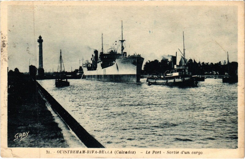 Carte postale ancienne Ouistreham Riva Bella - Le Port - Sortie d'un Cargo à Ouistreham
