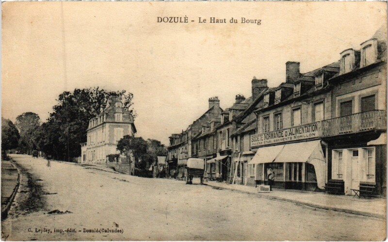 Carte postale ancienne Dozule Le Haut du Bourg
