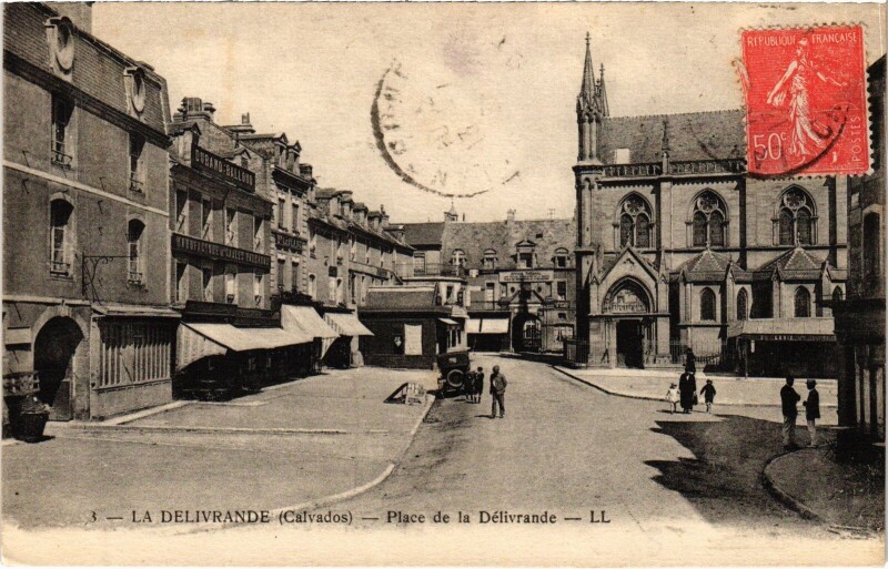 Carte postale ancienne La Delivrande Place de La Delivrande