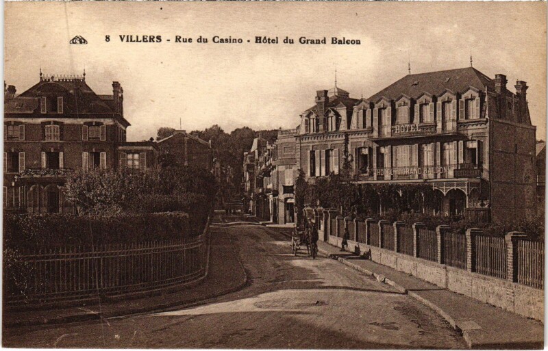Carte postale ancienne Villers-sur-Mer Rue du Casino - Hotel du Grand Balcon à Villers-sur-Mer