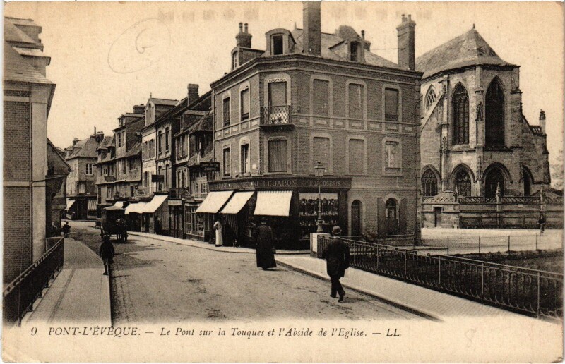 Carte postale ancienne Pont-l'Eveque Le Pont sur la Touques et l'Abside de l'Eglise à Touques