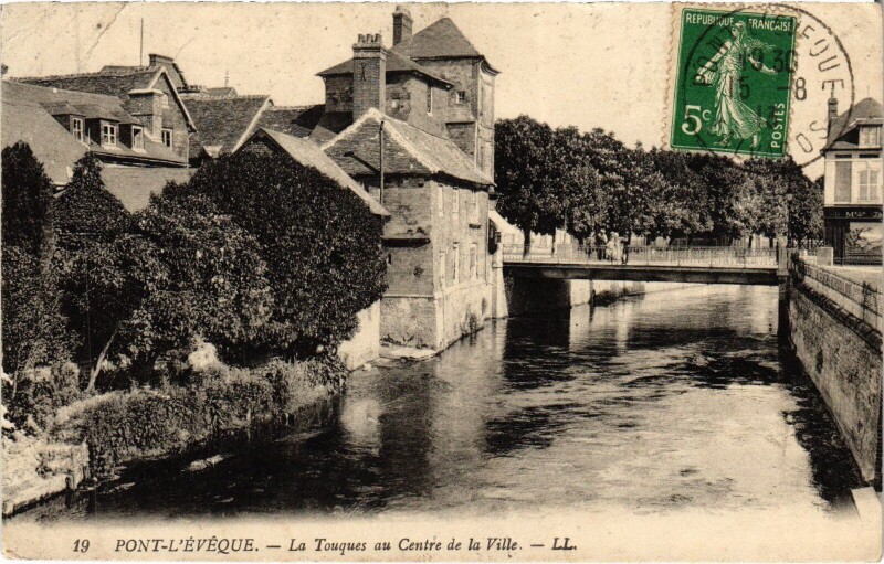Carte postale ancienne Pont-l'Eveque La Touques au Centre de la Ville à Touques