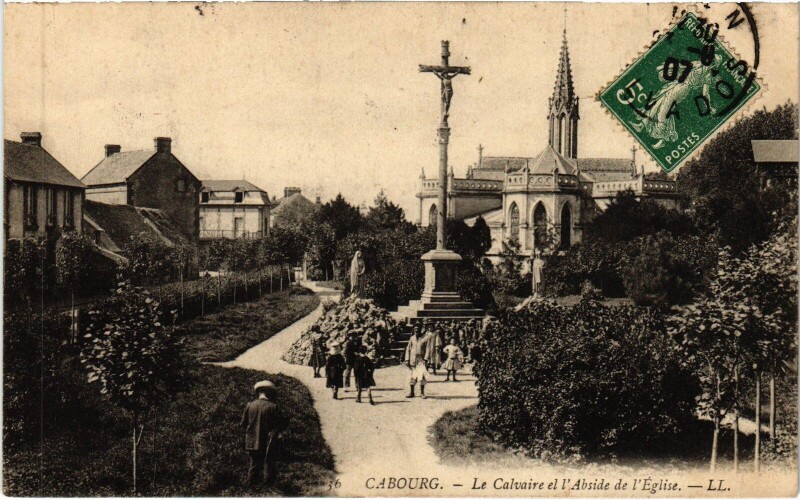 Carte postale ancienne Cabourg Le Calvaire et l'Abside de l'Eglise à Cabourg