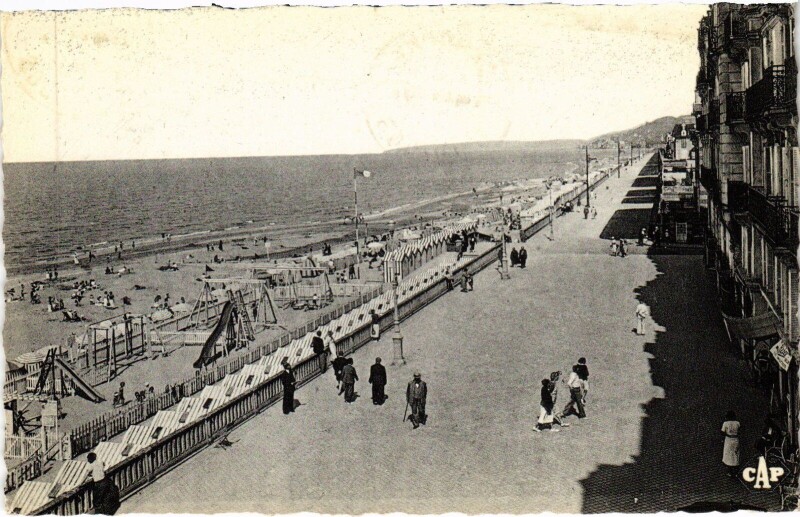 Carte postale ancienne Cabourg La Terrasse des Anglais vers l'Est à Cabourg