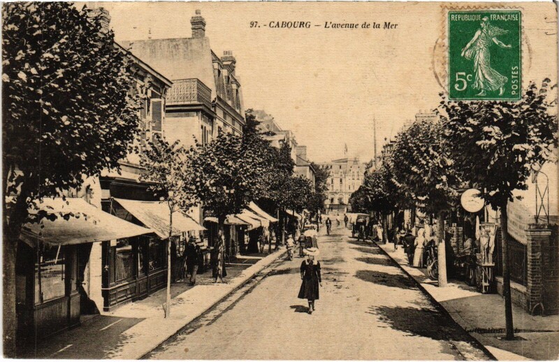 Carte postale ancienne Cabourg L'Avenue de la Mer à Cabourg