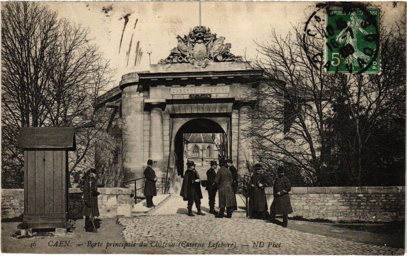 Carte postale ancienne Caen Porte Principale du Chateau - Caserne Lefebvre