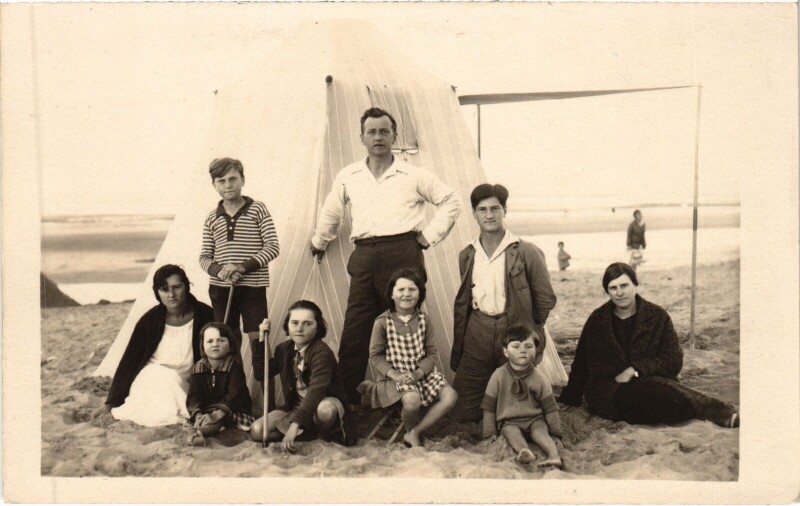 Carte postale ancienne Ouistreham Riva-Bella - People at the Beach à Ouistreham